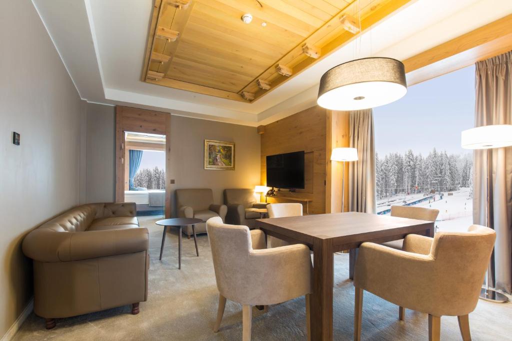 TWO-BEDROOM SUITE